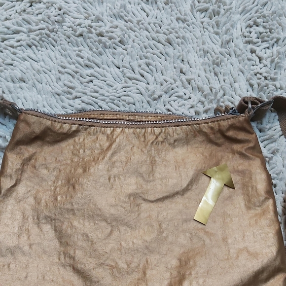 Kipling metallic Alvar cross body bag - Picture 6 of 12